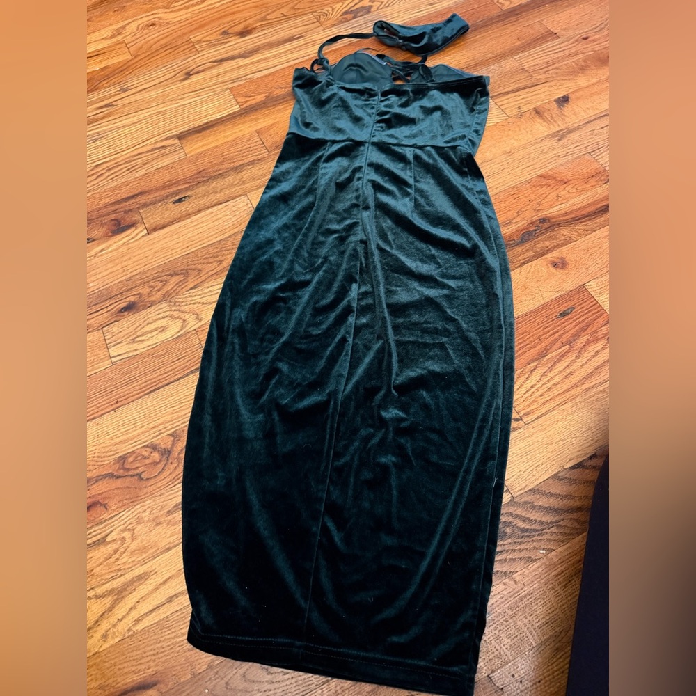 Elegant Green Velvet Evening Gown - Picture 5 of 5